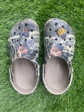 Kids Camo Slip-On Clogs in Tan and Green